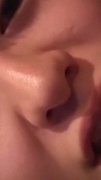 Jonge brunette vrouw krijgt haar natte kutje diep gelikt