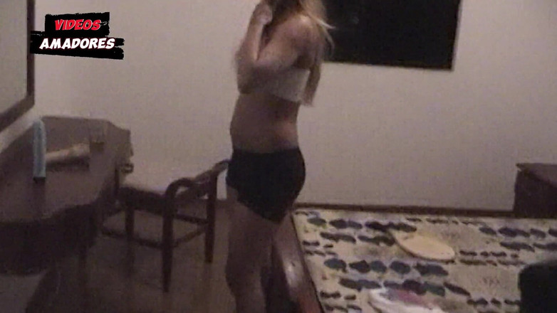 Amateurs videos: 友達の前で全裸で走る彼女