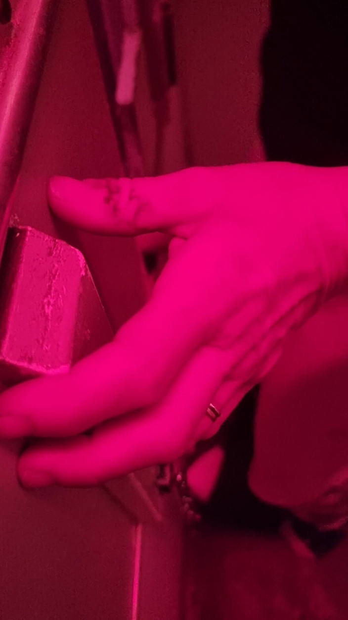 R b hubby: Ytterligare en gloryhole främling för fruens tighta fitta