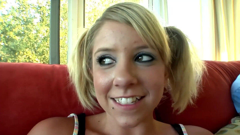 Jerk off and suck until the bitter end: Gorąca blondynka nastolatka zostaje wbita i spust na twarz