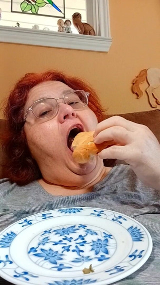 BBW nurse Vicki adventures with friends: กินแซนด์วิชโรลโบโลสำหรับแฟนสาวอ้วน!