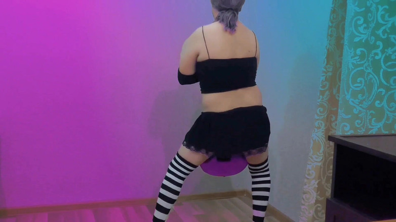 Kitty_Cross: 我用浪漫的音乐勾引你，会让你在和我一起度过一夜，我疯狂的热辣男孩请亲吻我