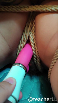 Amarrada com força e depois penetrada com um Vibrador