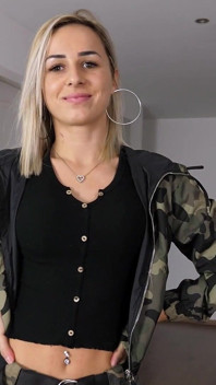 Rubia guapa de 18 años se lanza a un casting porno