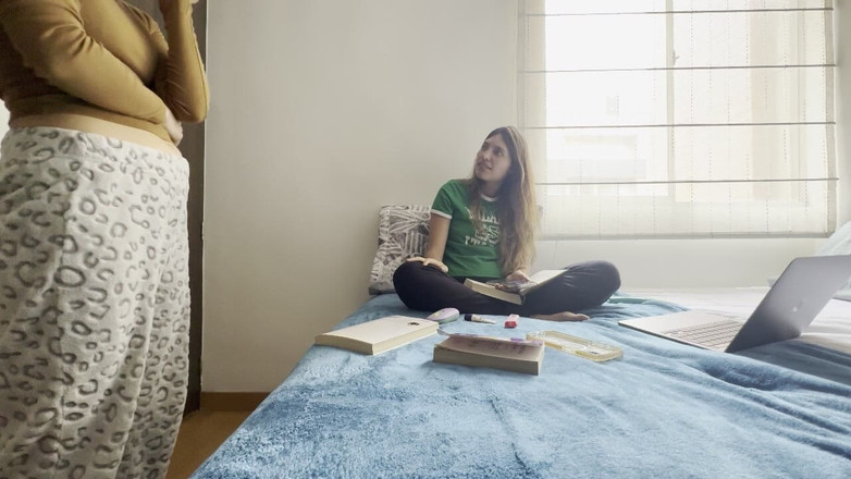 scarlettandc: 两个女大学生在房间里狠操