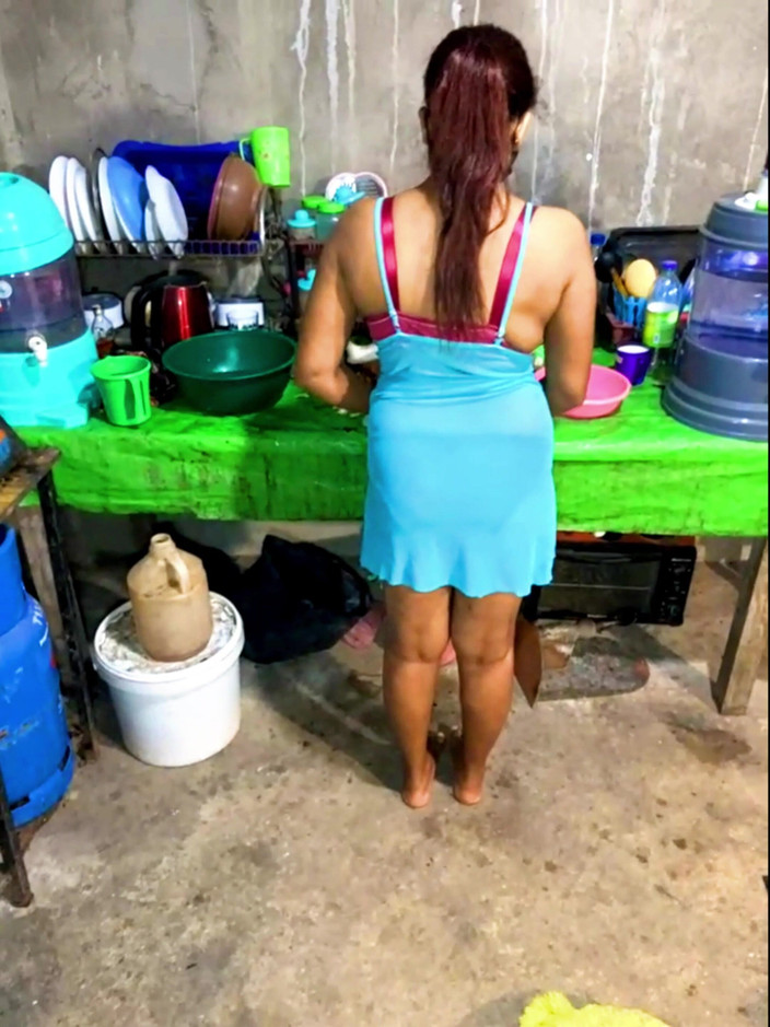 Tiyana: Esposa caliente permite que el marido le toque los dedos...