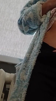 Štíhlá brunetka v županu masturbuje doma po univerzitě