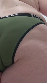 Domácí kamera sleduje zralou hospodyňku, jak si žehlí šaty. Velký zadek v kalhotkách zblízka. PAWG.
