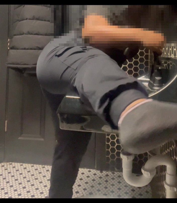 Anye Meshell: Aceste băi sunt out of order, dar sunt excitat așa...