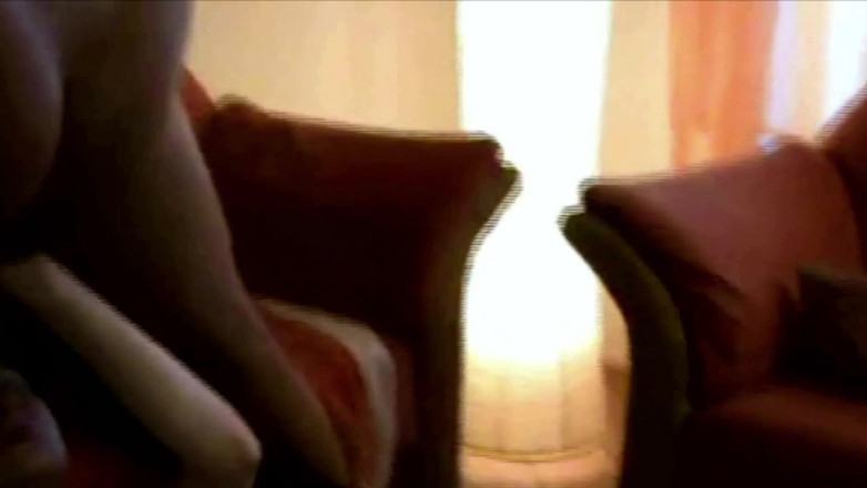 Filles Francaises: フランス出身の成熟した女性二人が、装填されたコックで遊ぶ