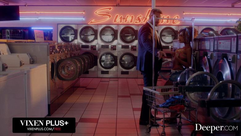 Deeper: 깊은. 전여친과 열정적인 만남을 즐기는 슈가 베이비 스카릿