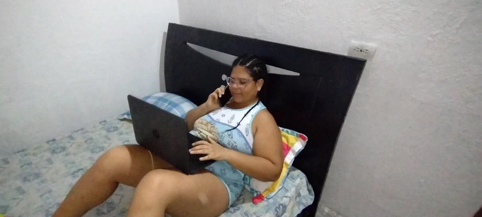 Adribella69: मैं अपनी छोटी 18 साल की सौतेली बेटी को हस्तमैथुन करते हुए आश्चर्यचकित करता हूं और मैं अंत में उसकी स्वादिष्ट चूत को चोदता हूं असली घर का बना वीडियो