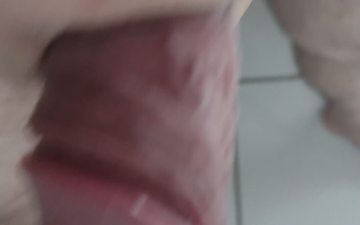 MK porn studio: Un jeune homme montre une grosse bite