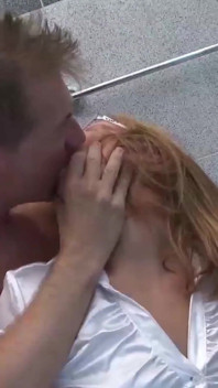 Sugardaddy mesum mengubah permainan mudanya menjadi minum air kencing yang sempurna, bercinta di muka, fisting dalam, bercinta, facial.