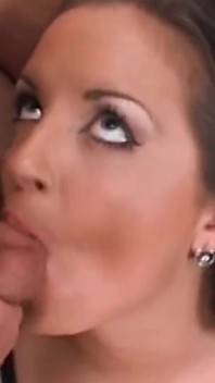 I když je centrum pozornosti trojky, stále potřebuje svou anální sexuální hračku.