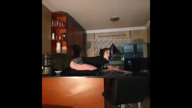 domslutfucker: Dança De Strip Sexy Puta Magra No Balcão Da Cozinha