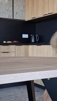 Tante seksi rambut pirang dientot habis-habisan di meja dapur