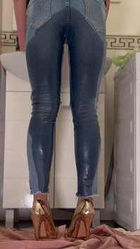 Desperackie zwilżanie moich dżinsów i highheels