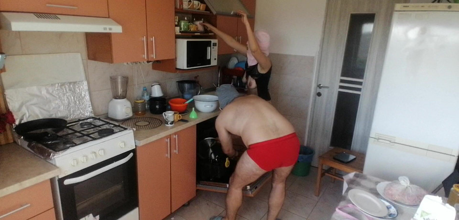 Mirsur: Casal Se Divertindo Na Cozinha. Esposa Sexy Fazendo Tarefas Em...