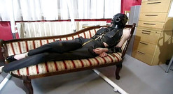 Fetish Desire: Gagică mascată din piele care pozează pe canapea