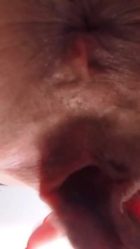 Labia terpanjang Nicole Dupapillon UK dalam kongkek duduk muka sudut pandangan pertama