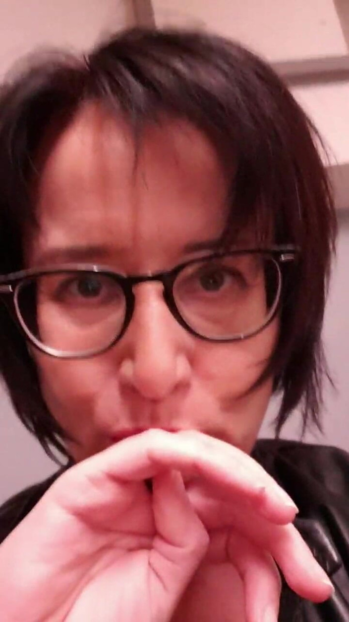 JulieEroticDress: Orta yaşlı seksi kadın iş yerinde fışkırtıyor