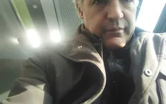 Pissen, douchen en masturberen voordat je naar je werk gaat.