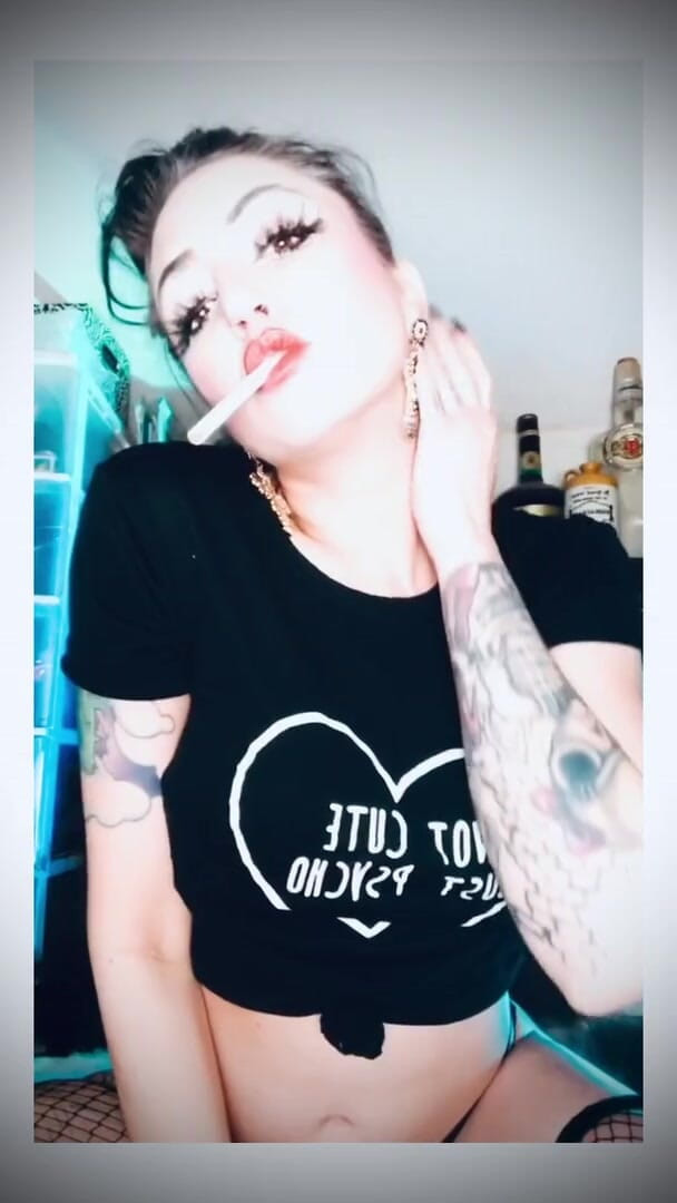 Hellizabeth Queen: Hellizabeth merokok solo