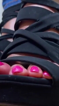 Pinke Zehen in Strap-py Black Heels