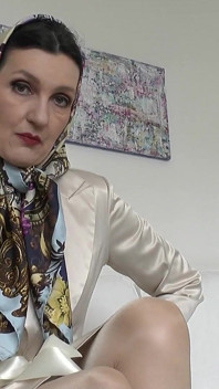 Hari ini, kamu akan masturbasi dengan mobil headscarf! Lady Victoria Valente