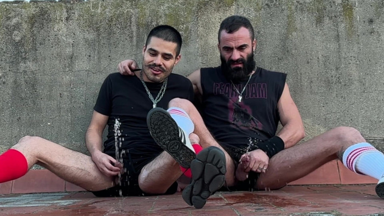 The Bearded Master: Rooftom'a işiyor ve sert sikişiyor. Sırılsıklam ıslak.