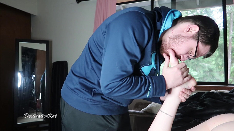 Destination Kat: Abspritzen auf Kats füße