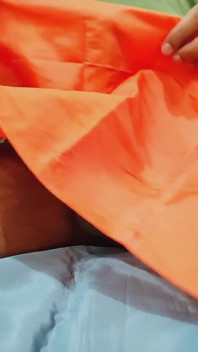Porno cu labă cu mătase satinată - costum portocaliu mătăsos din satin Se freacă pe capul pulei 85