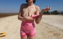Kinky N the Brain: Buiten plassen op mijn roze babysuit- gekleurde versie