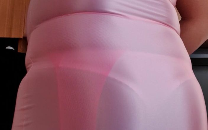 Sexy shinny clothes: Zeer strakke en sexy roze jurk en lingerie