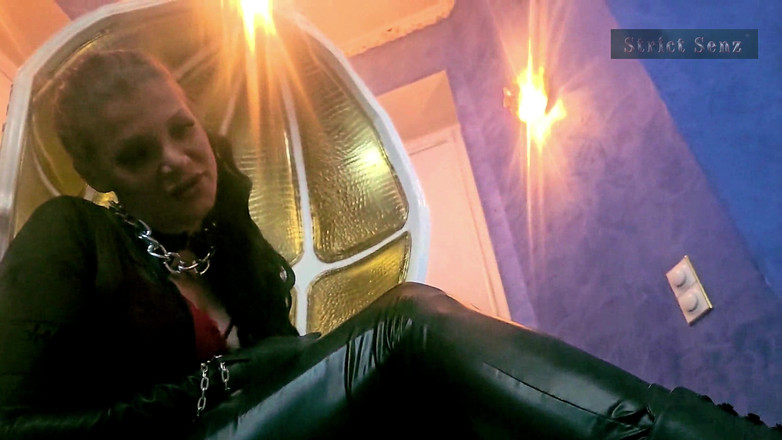 Strict Senz: 독일 여주인이 가죽 장갑을 끼고 먹이주는 음식을 뱉는 Stina Stone 펨돔 1부