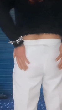 Provocante nei pantaloni da coniglietta bianca e tacchi rossi che si spoglia per le mie mutandine