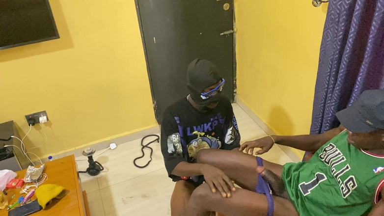 Bolatheboss: 내 불순종하는 의붓오빠를 따먹어 그에게 교훈을 가르쳐줘