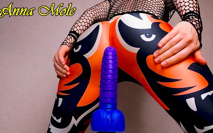 Anna Mole: Taytlı pawg götünü oynatıyor ve büyük bir ribbed dildoya biniyor