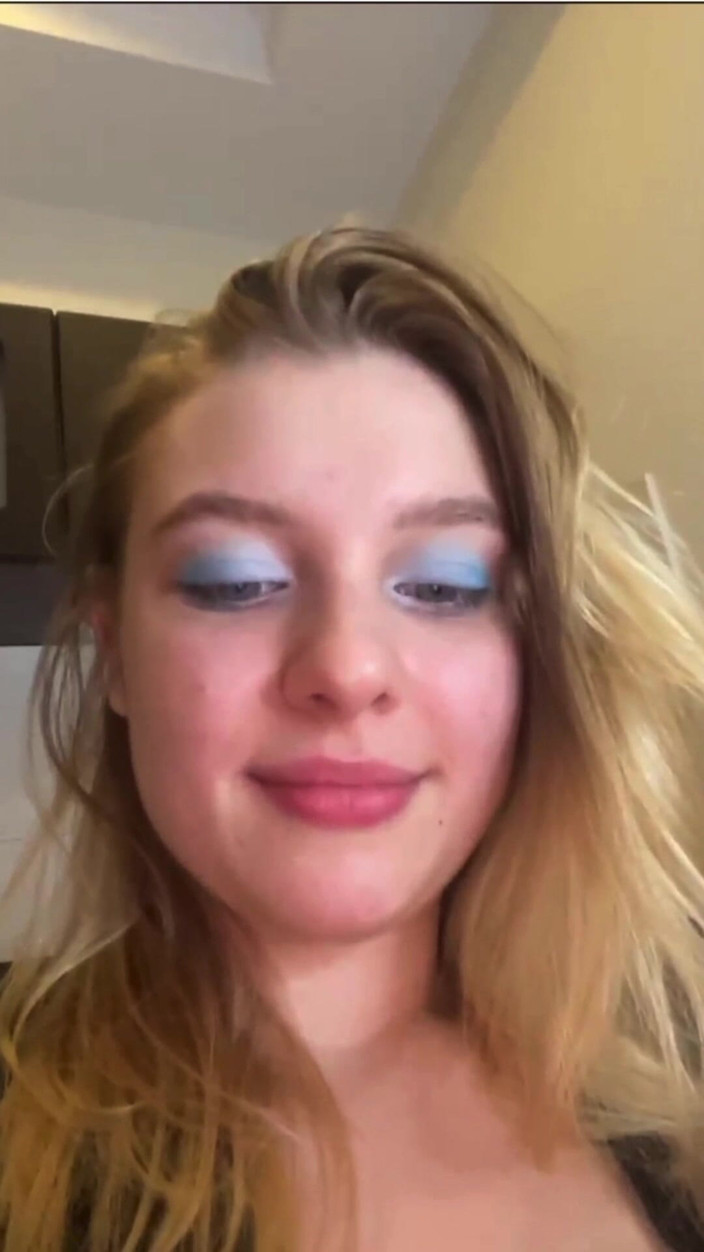 JuiceLussie: 얼굴에 앉아 자위하는 핫한 아마추어