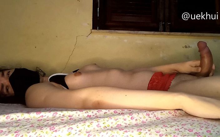 Uekhui: Фембой мастурбирует свой член на кровати - uekхея