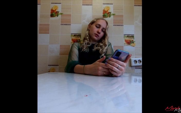 Meri-Mouse: Une fille lit Harry Potter assise sur un vibromasseur