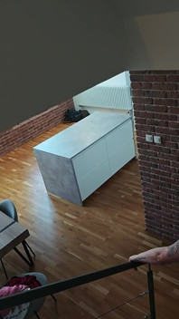Peituda empresária faz xixi na mesa da cozinha
