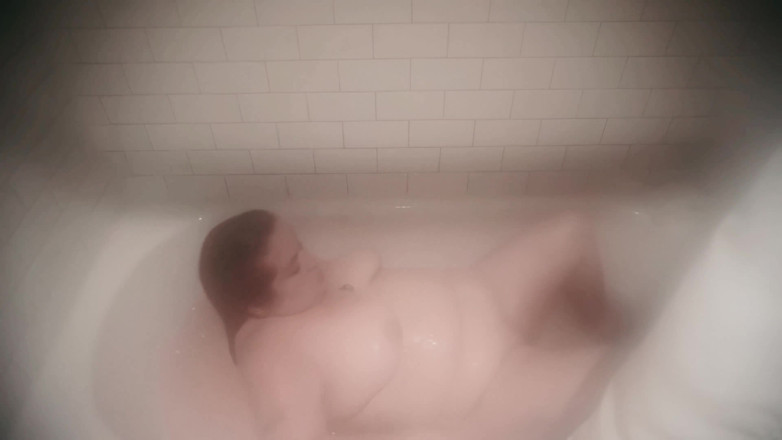 SexyNEBBW: Bathtub getting ready for the day