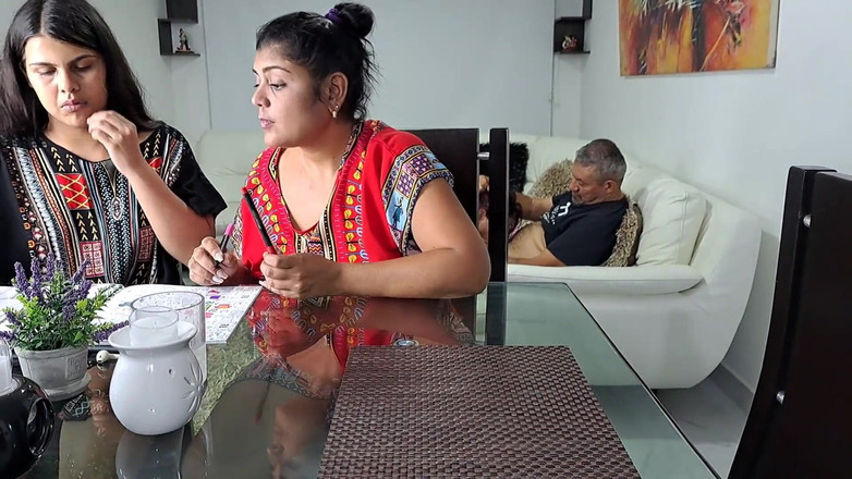 Aly: कामुक बूढ़ा आदमी वेश्या से लंड चुसाई प्राप्त करता है। Aly को कुछ पता नहीं है।