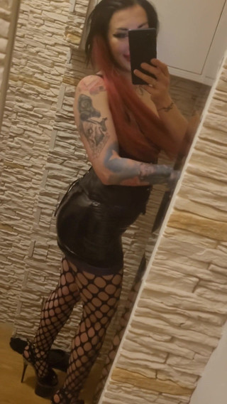 KatrixandCaliforniaLatex: 라텍스로 포즈를 취하고 보짓물 가득한 엉덩이를 보여주는 여신