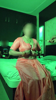 Une bhabhi indienne se fait baiser par un voleur devant son mari, hindi