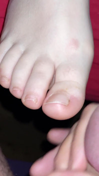 Sexy pies pequeños se corren en los pies