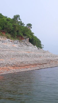 Pasangan Bernikmat Di Sungai Dan Gunung