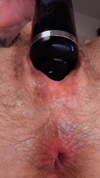 Bagnato da vicino la mia figa pelosa e bella squirting con la bacchetta magica